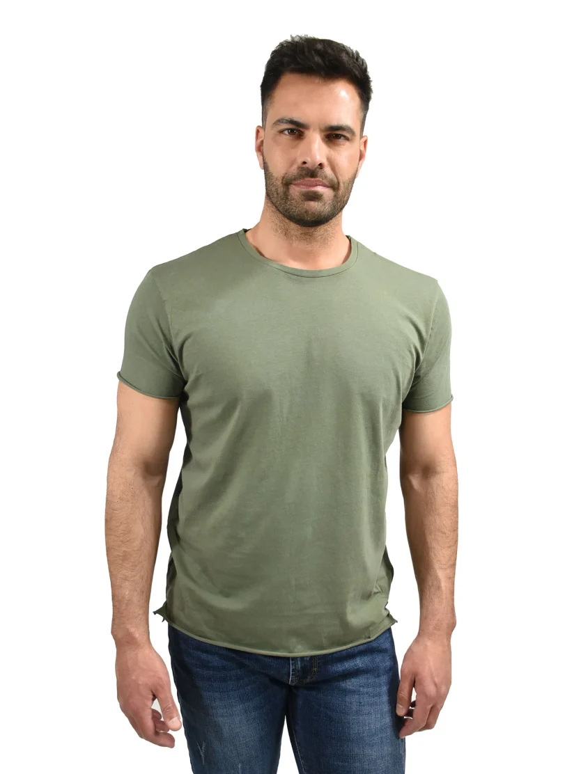 Single colored t-shirt with seamless ends